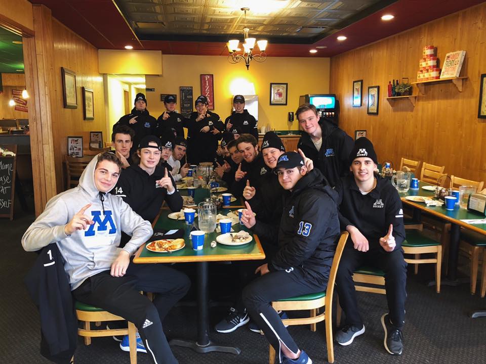 hockey team enjoying sammys pizza